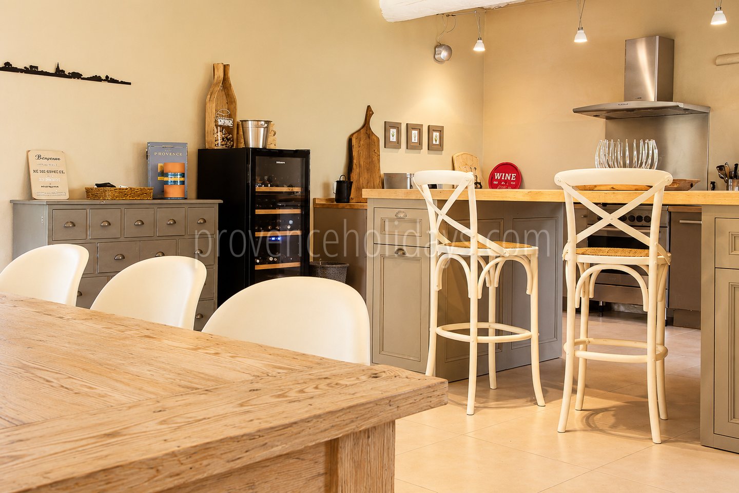 27 - Farmhouse with views of the Luberon: Villa: Interior