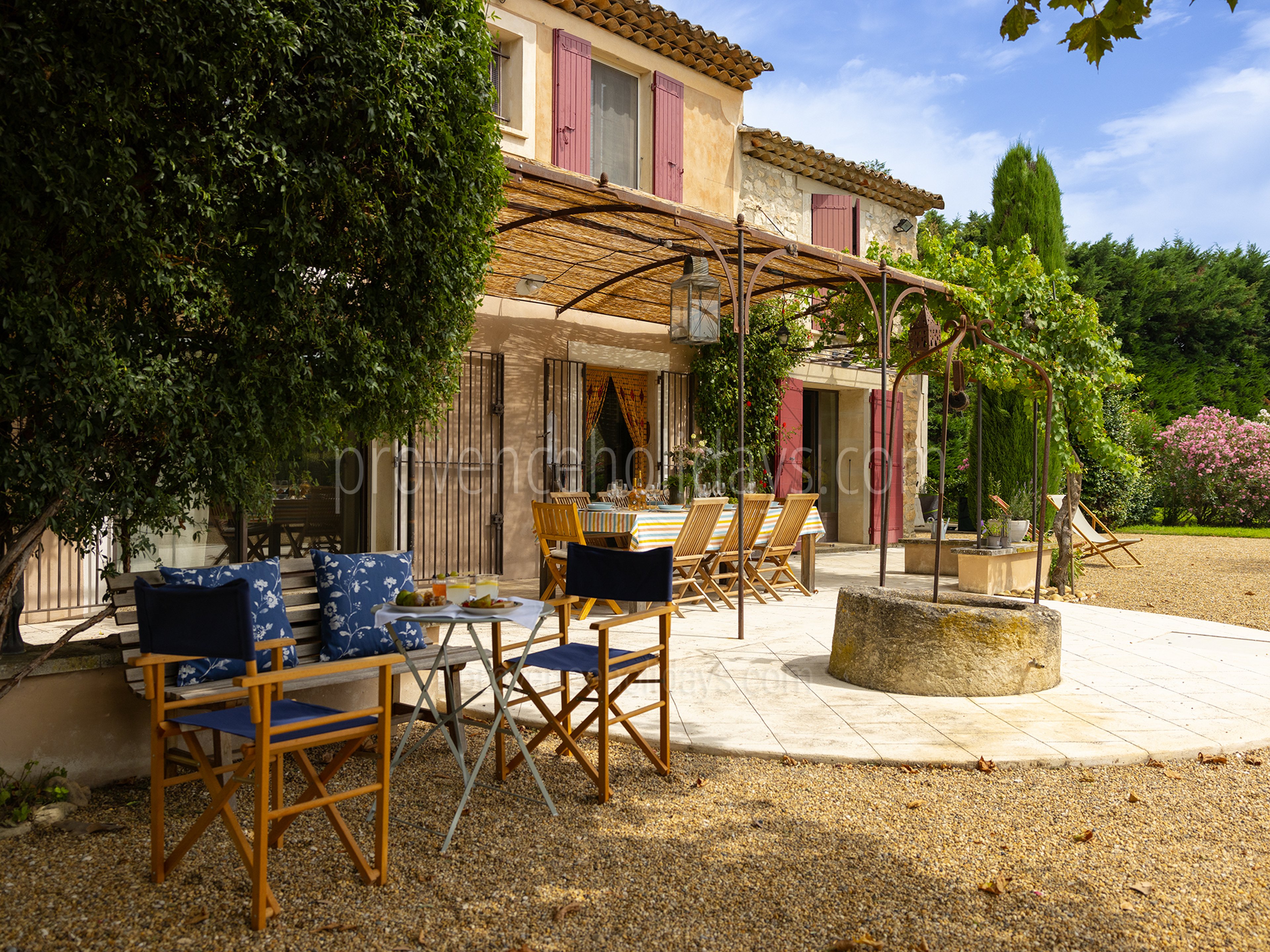 32 - Le Mas d\'Orgon: Villa: Exterior