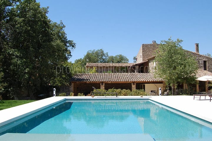 Historic house with heated pool at the foot of the Luberon