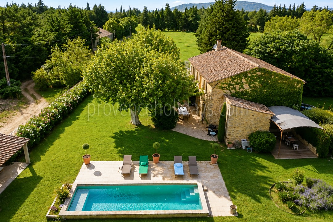 6 - Bauernhaus mit Blick auf den Luberon: Villa: Exterior