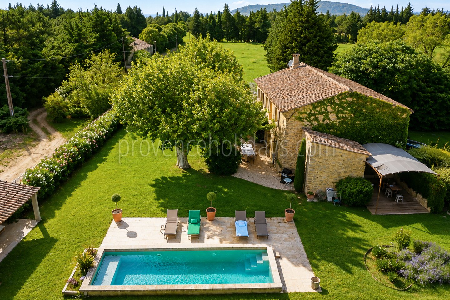6 - Farmhouse with views of the Luberon: Villa: Exterior
