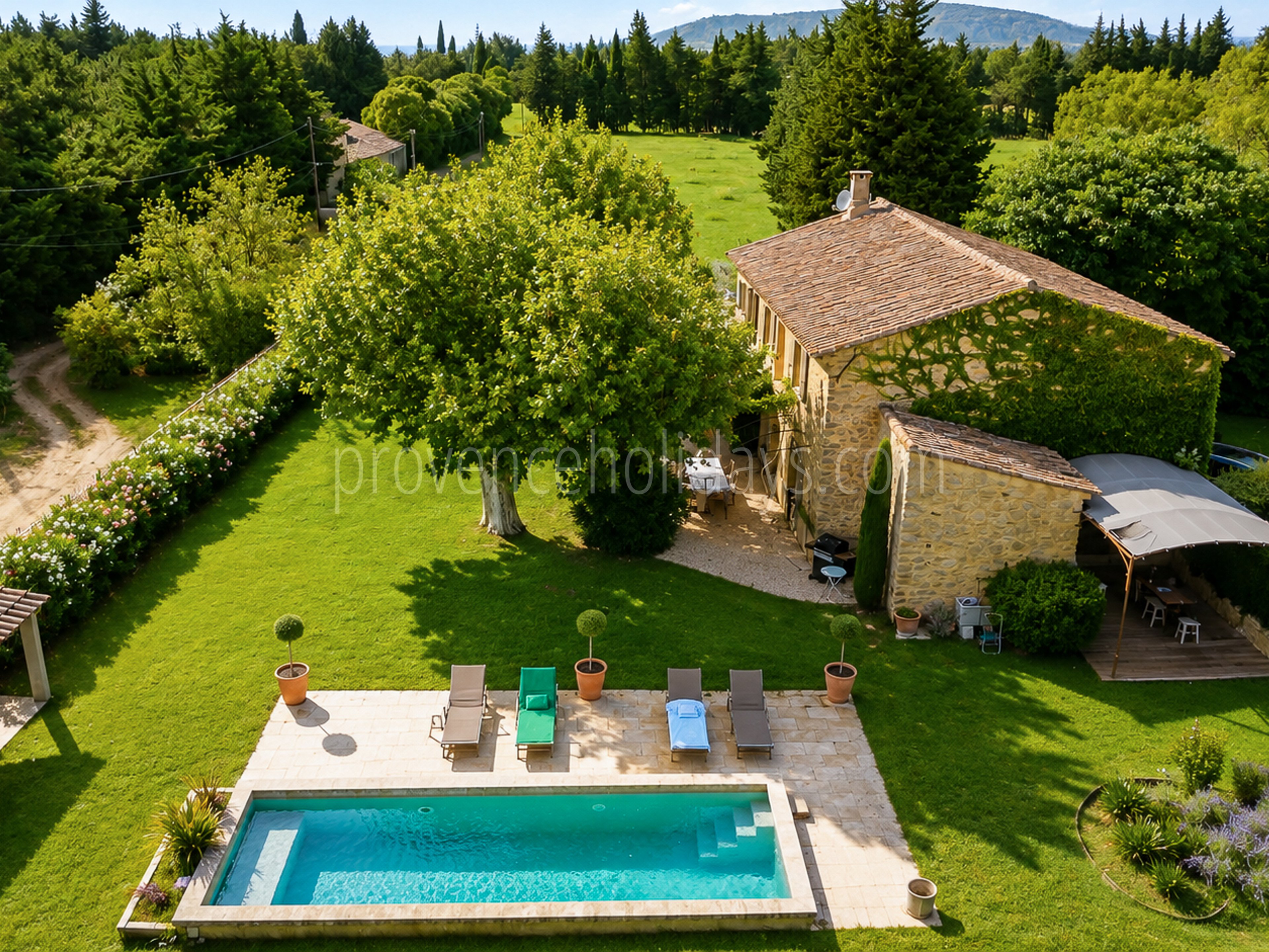 6 - Bauernhaus mit Blick auf den Luberon: Villa: Exterior