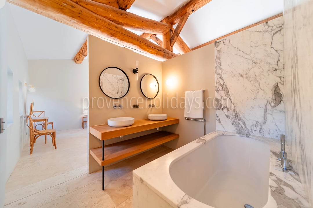 10 - Provençal residence in Bonnieux: Villa: Bathroom