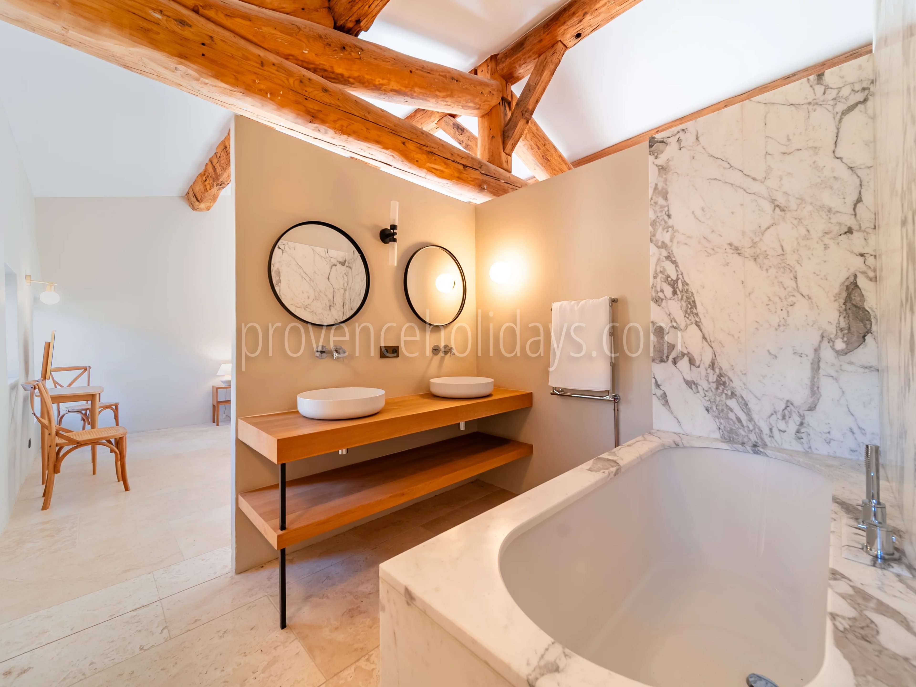 10 - Provençal residence in Bonnieux: Villa: Bathroom