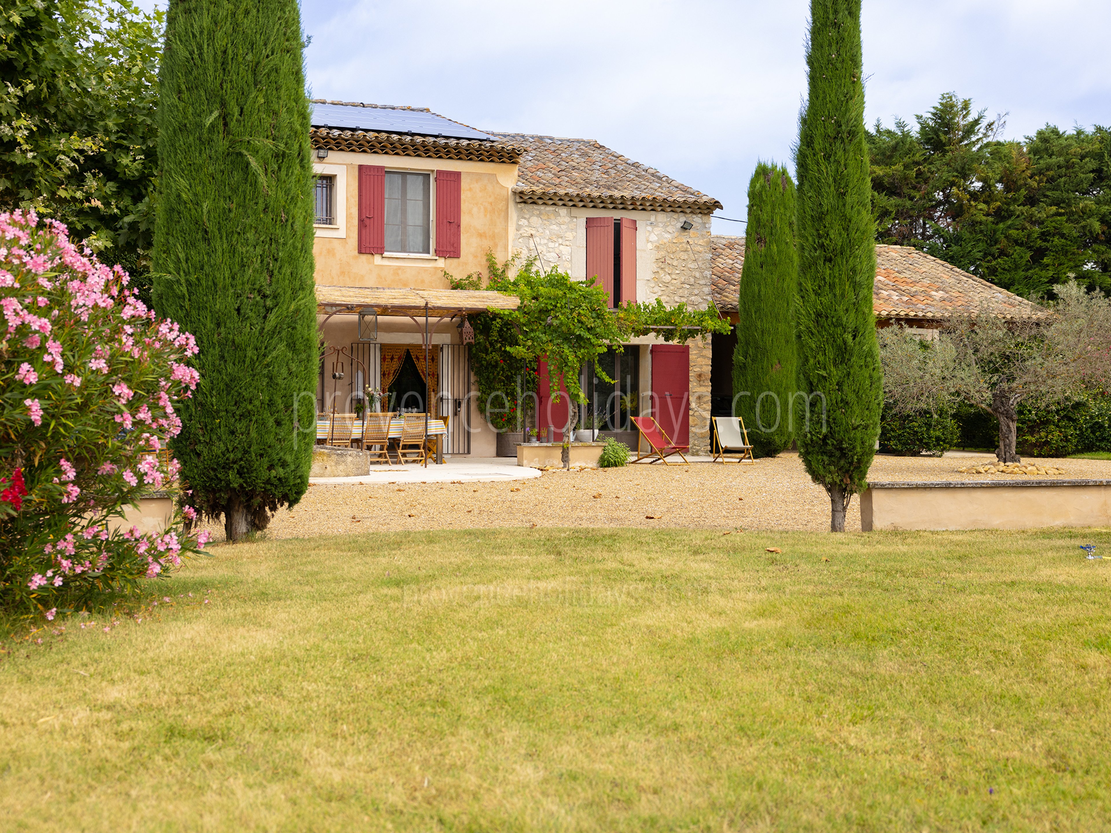 25 - Le Mas d\'Orgon: Villa: Exterior
