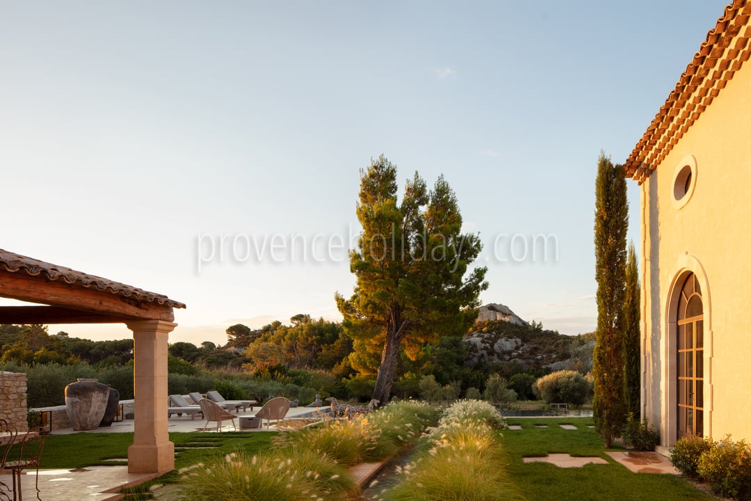 43 - La Bastide de Maussane: Villa: Exterior