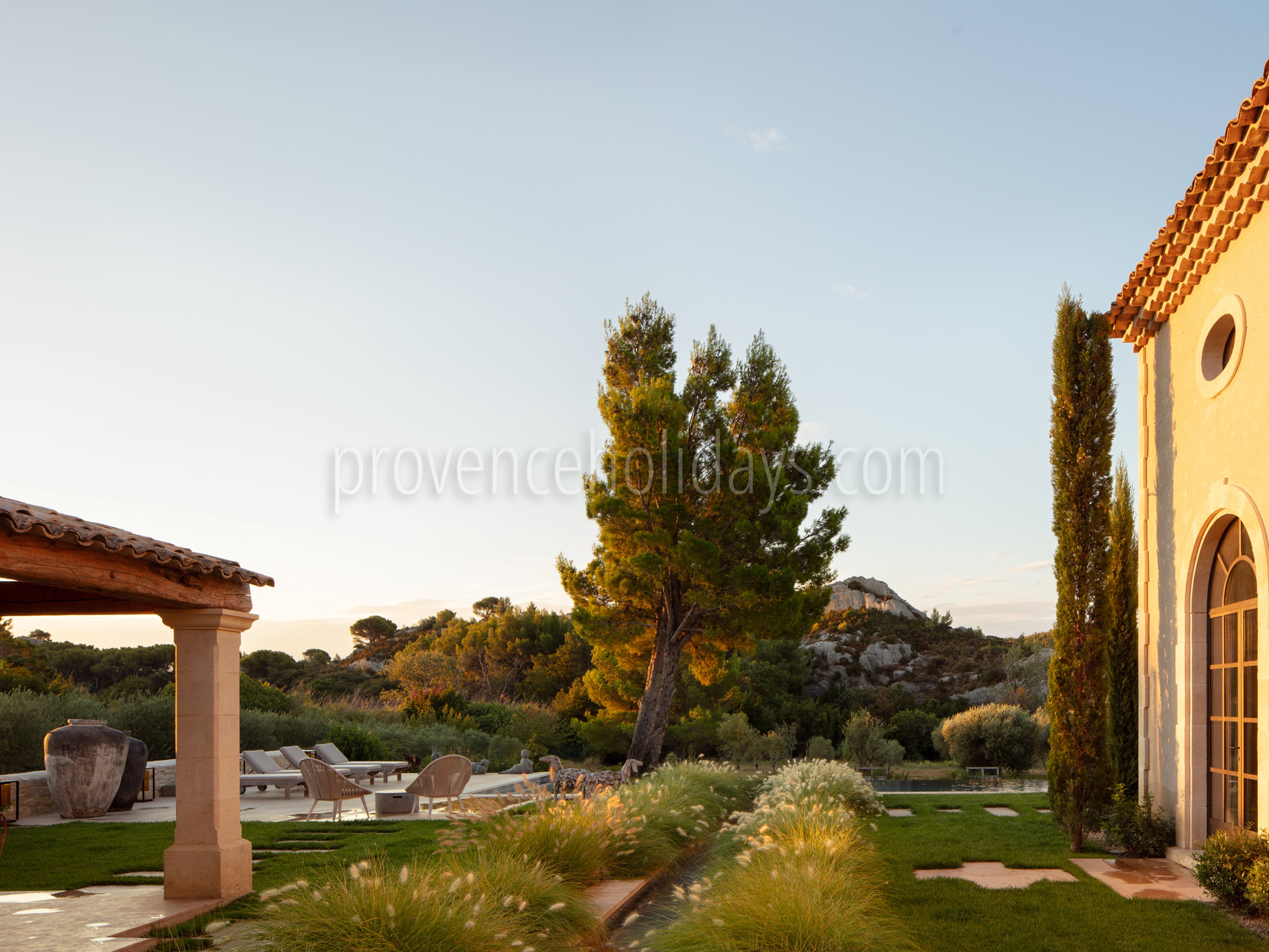 43 - La Bastide de Maussane: Villa: Exterior