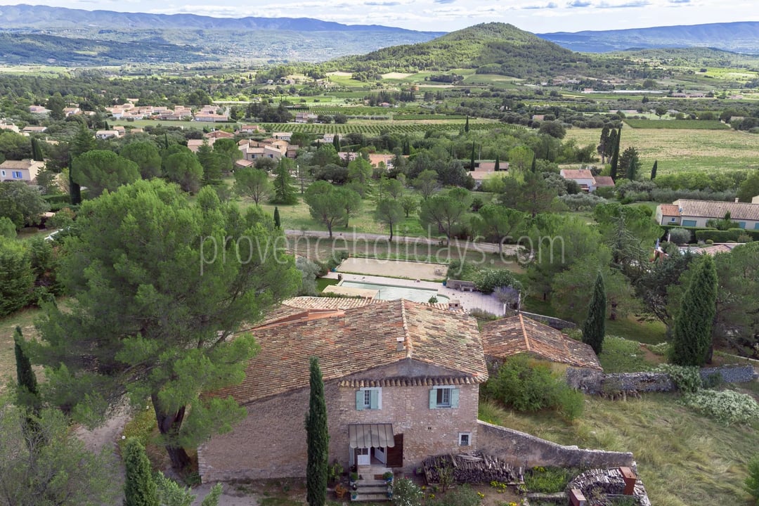10 - Stone farmhouse in Saint-Saturnin-lès-Apt: Villa: Exterior