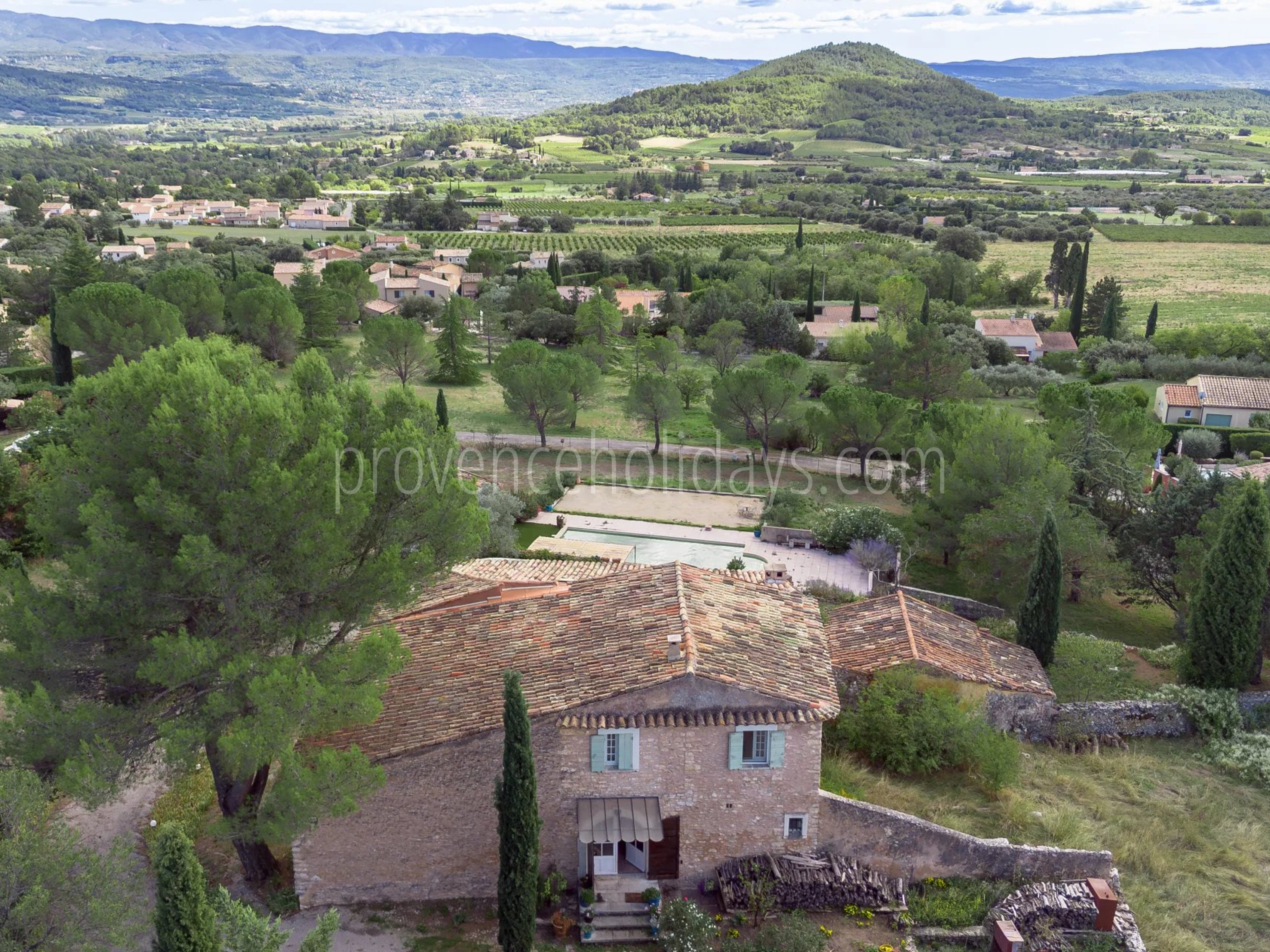 10 - Stone farmhouse in Saint-Saturnin-lès-Apt: Villa: Exterior