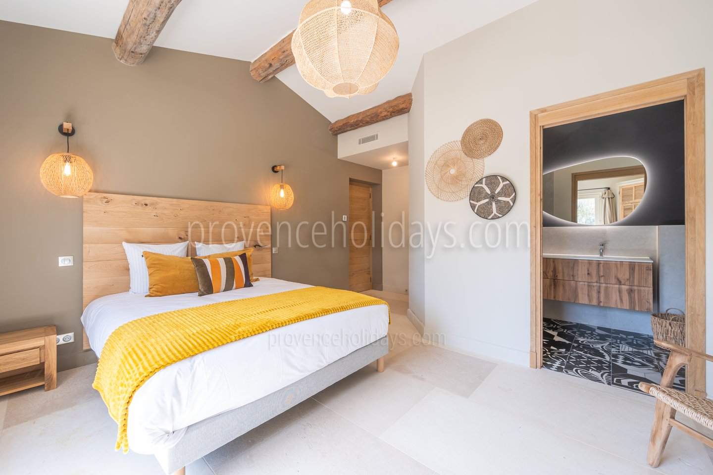 31 - Mas Lucie: Villa: Bedroom