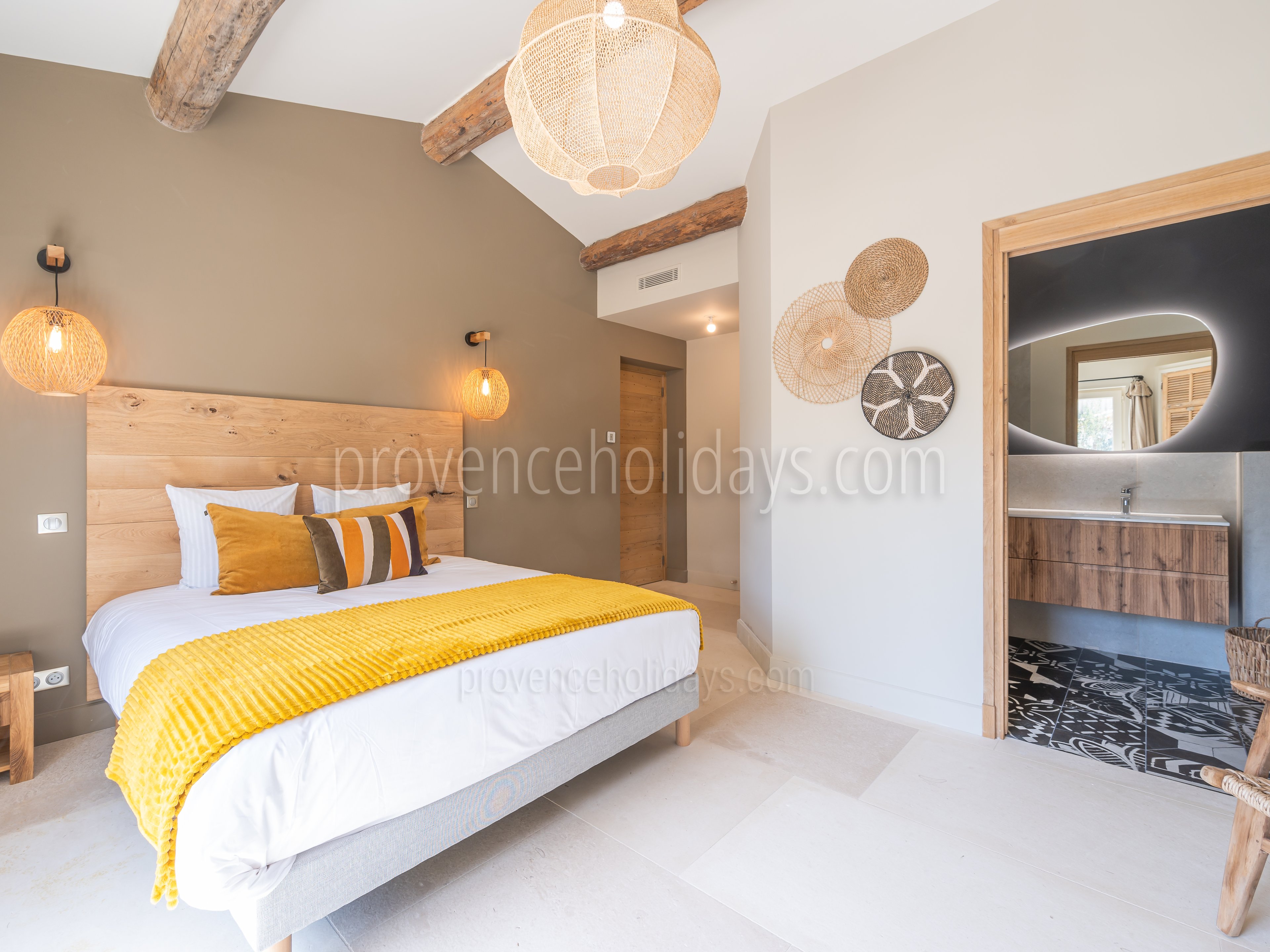 31 - Mas Lucie: Villa: Bedroom