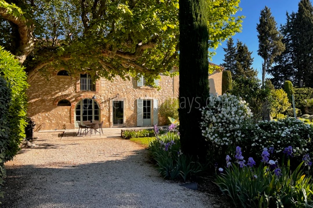 Authentic stone farmhouse with swimming pool and private tennis court