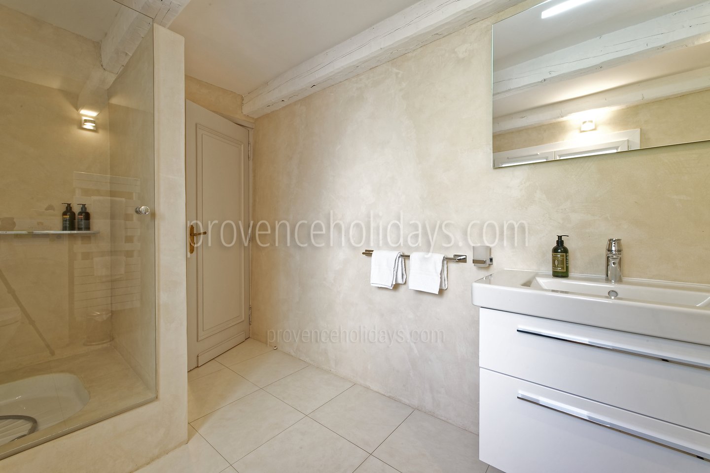 19 - Villa Garrigue: Villa: Bathroom