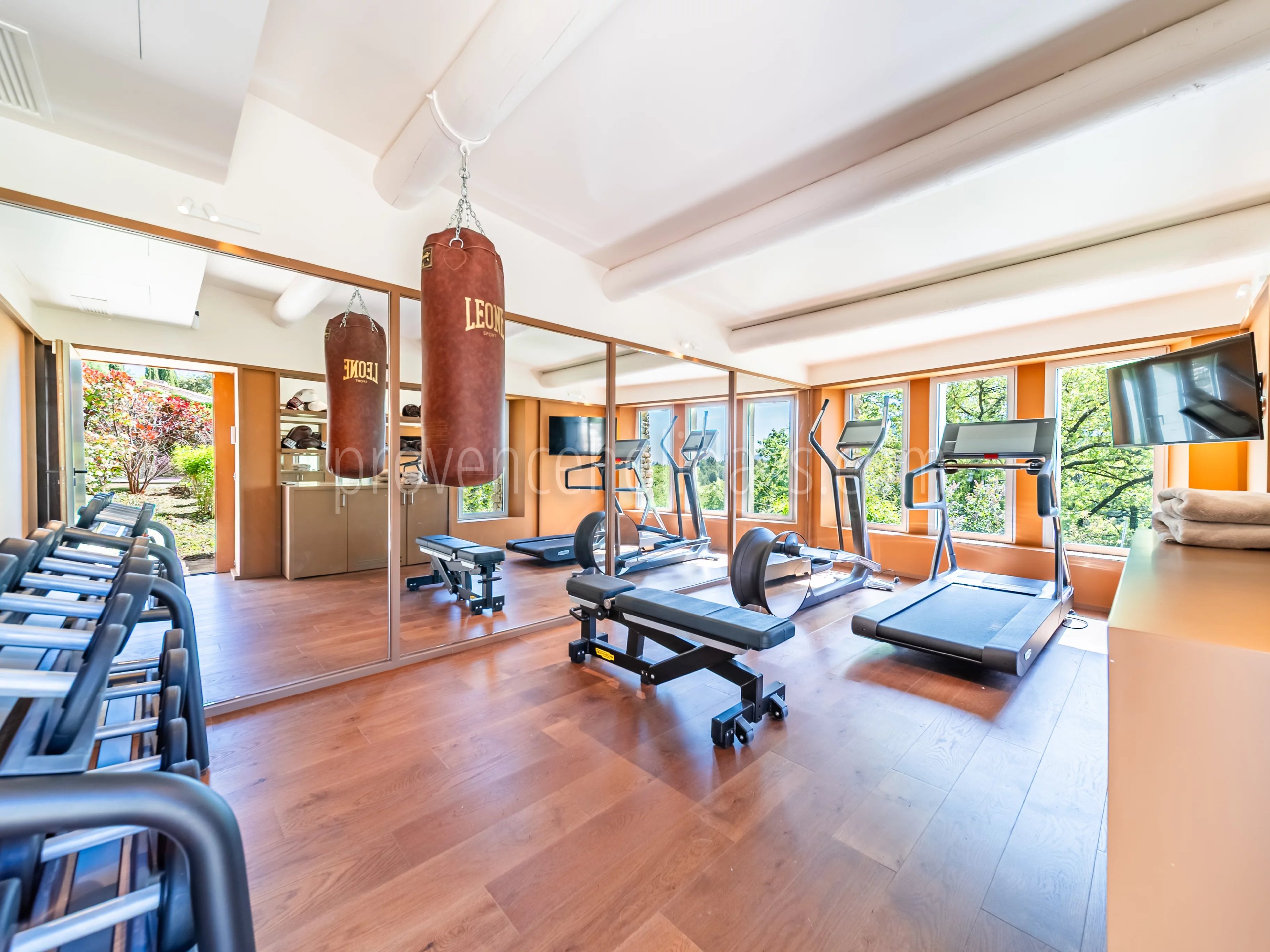25 - Stone Property in Ménerbes: Villa: Interior