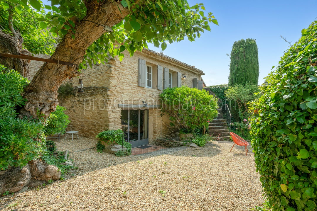 Restauriertes Haus mit beheiztem Pool in Cabrières d'Avignon
