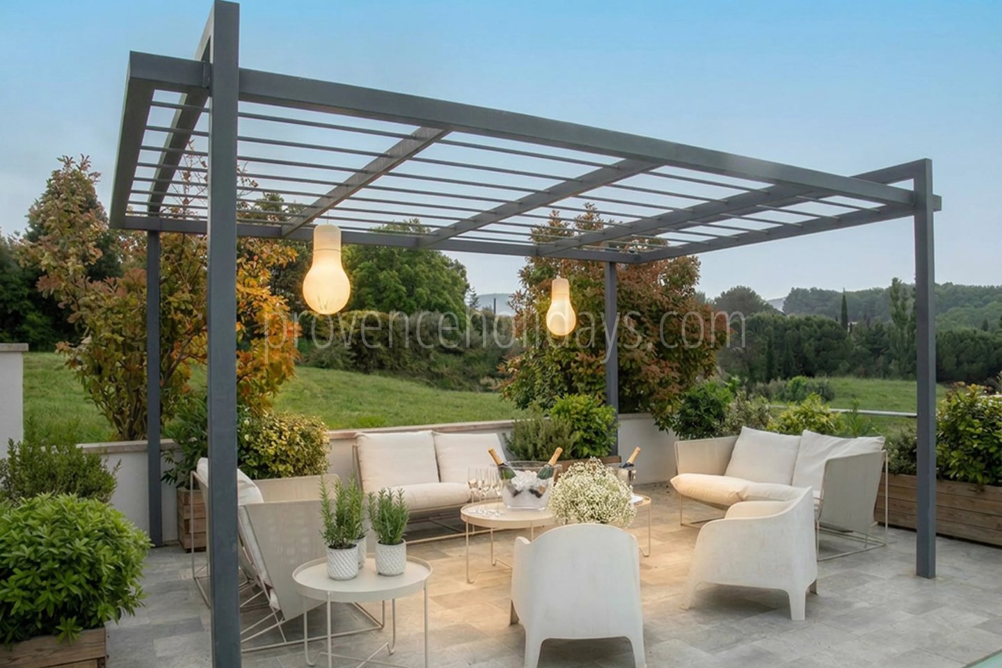 27 - Villa with pool in Pernes-les-Fontaines: Villa: Exterior