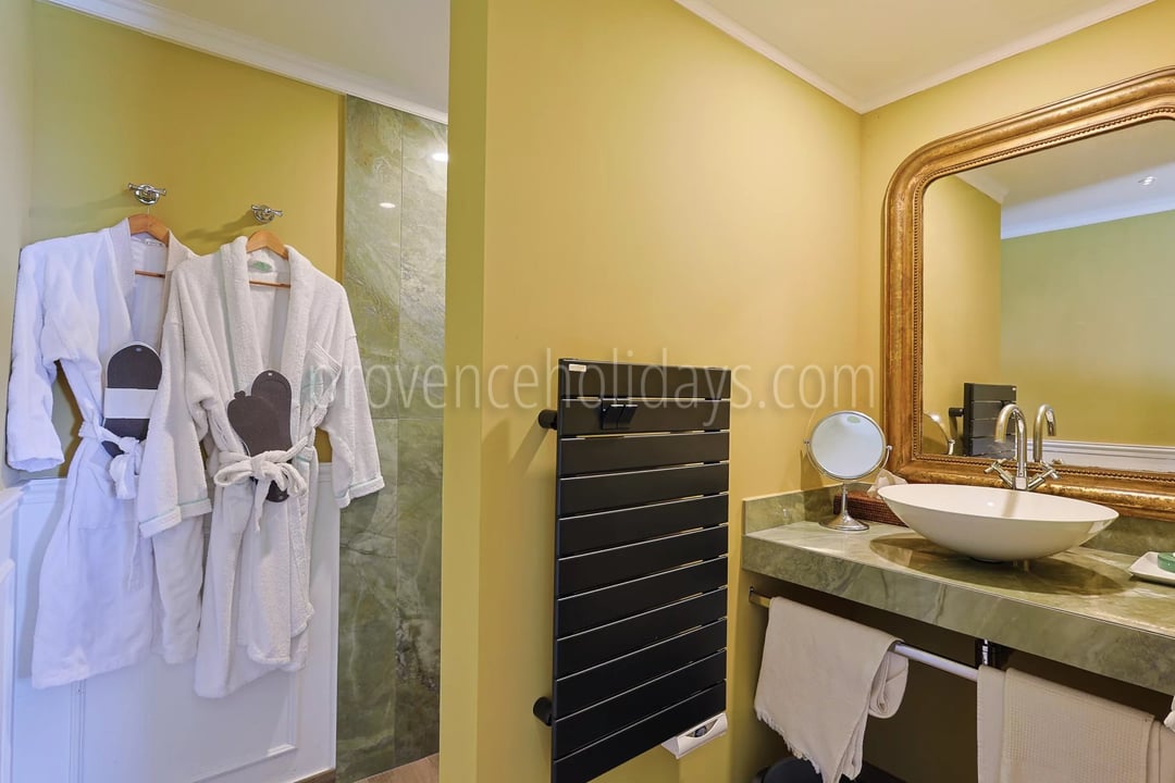 124 - Villa with sauna in La Garde-Freinet: Villa: Bathroom