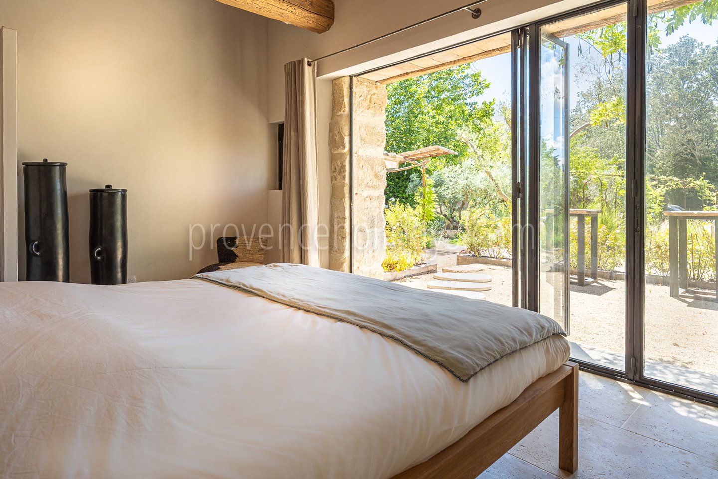 87 - La Chapelle des Alpilles: Villa: Bedroom
