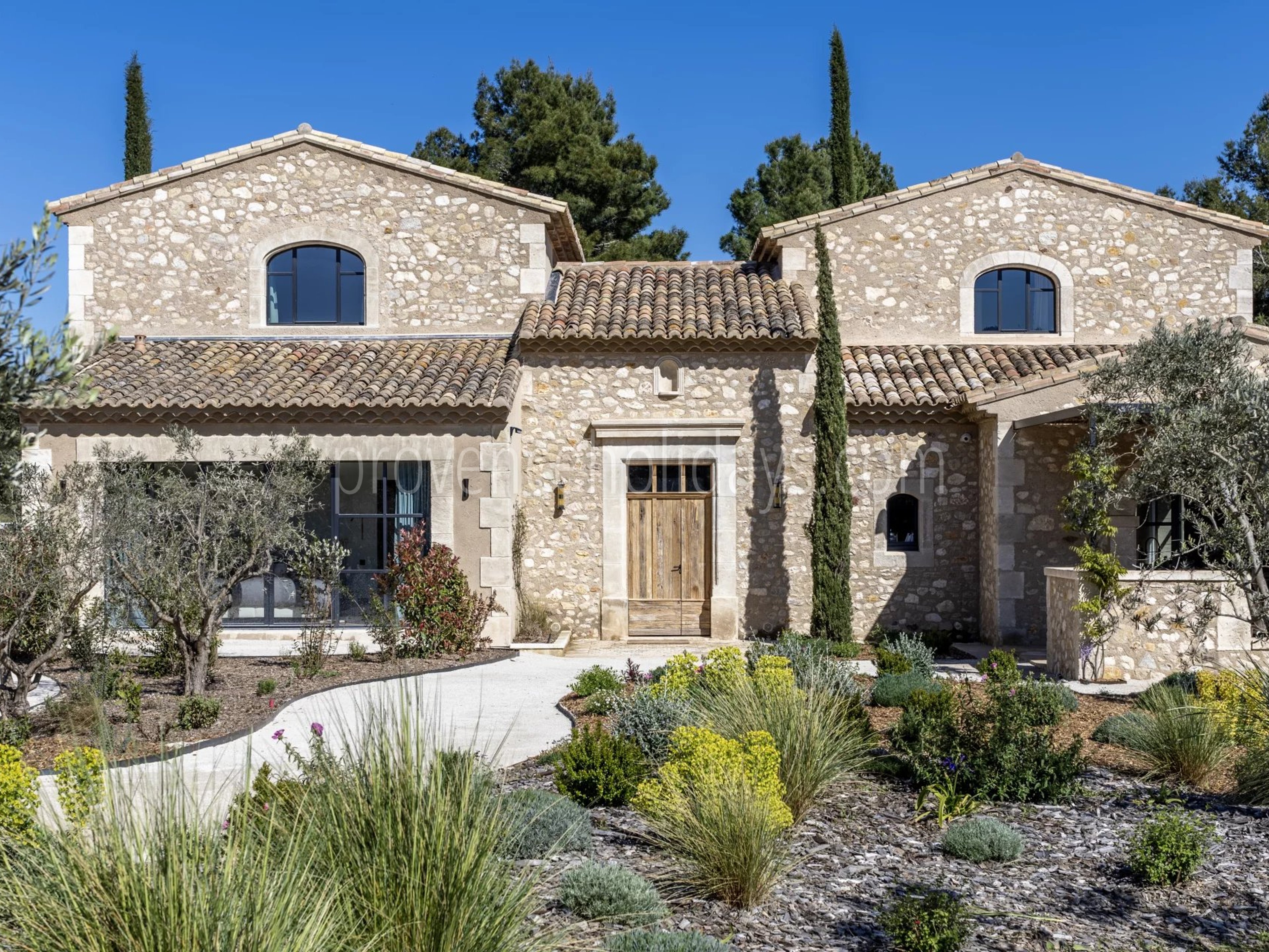 26 - Le Loup des Alpilles: Villa: Exterior