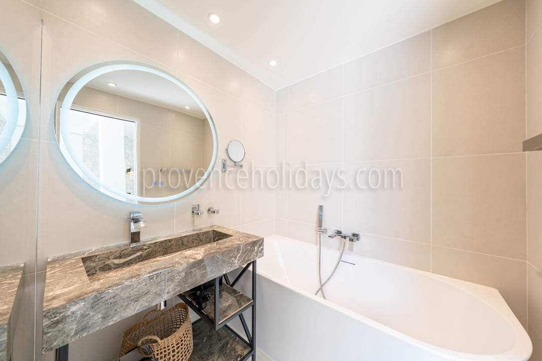 17 - Villa Croisette: Villa: Bathroom