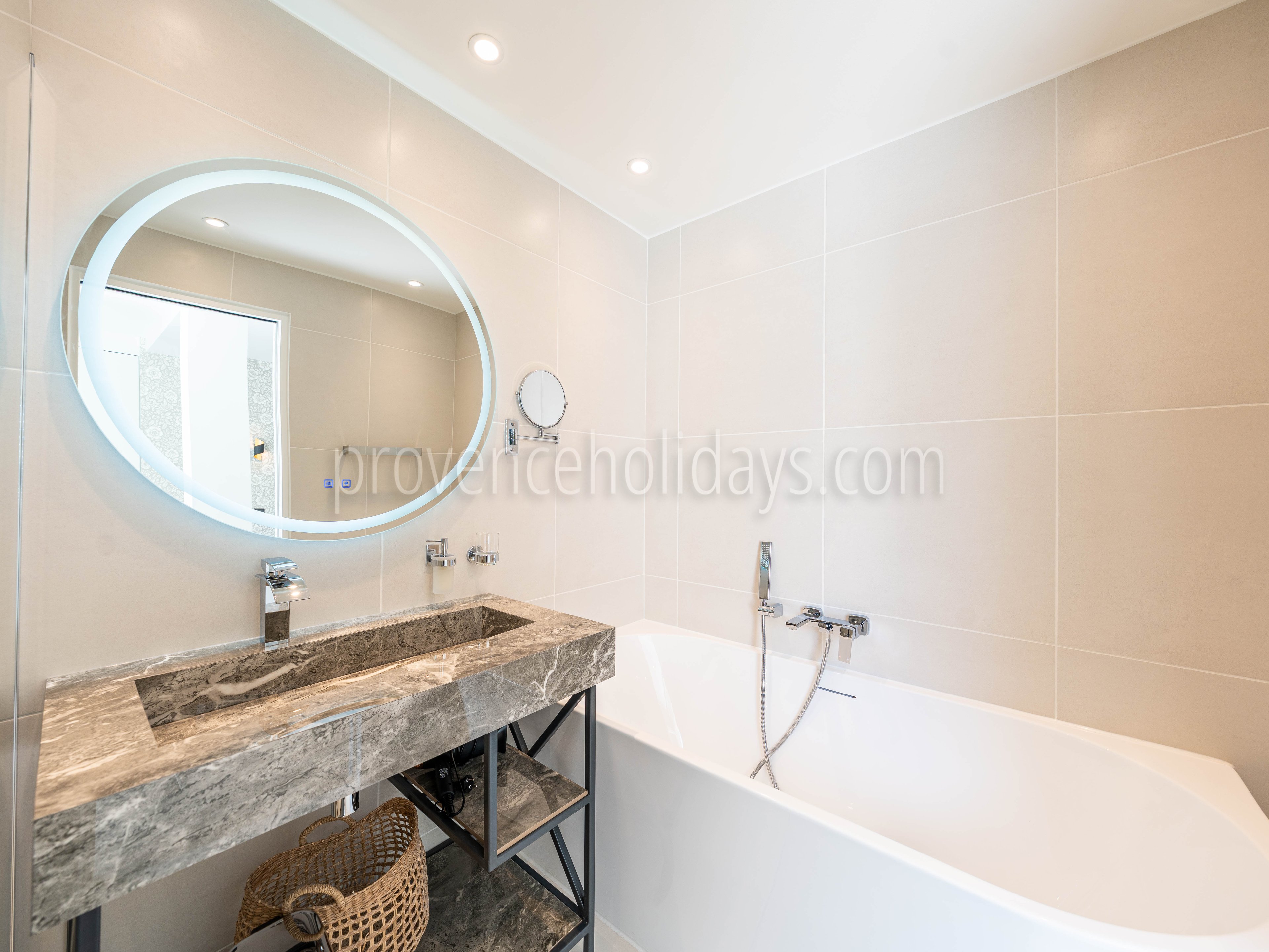 17 - Villa Croisette: Villa: Bathroom