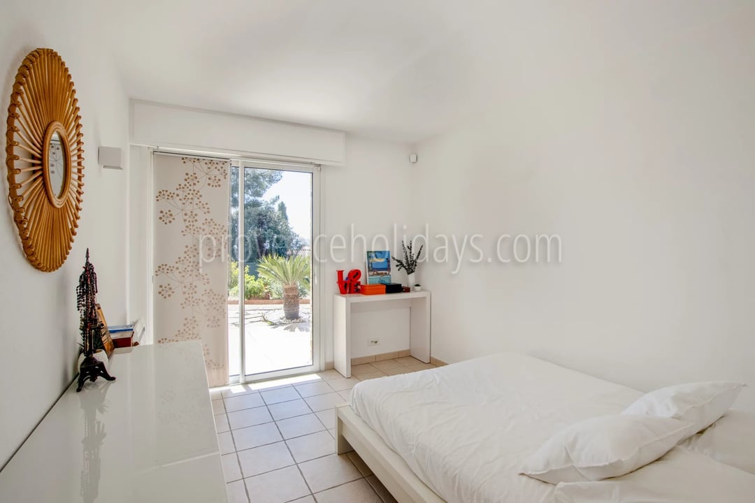 26 - Villa en bord de mer au Lavandou: Villa: Bedroom