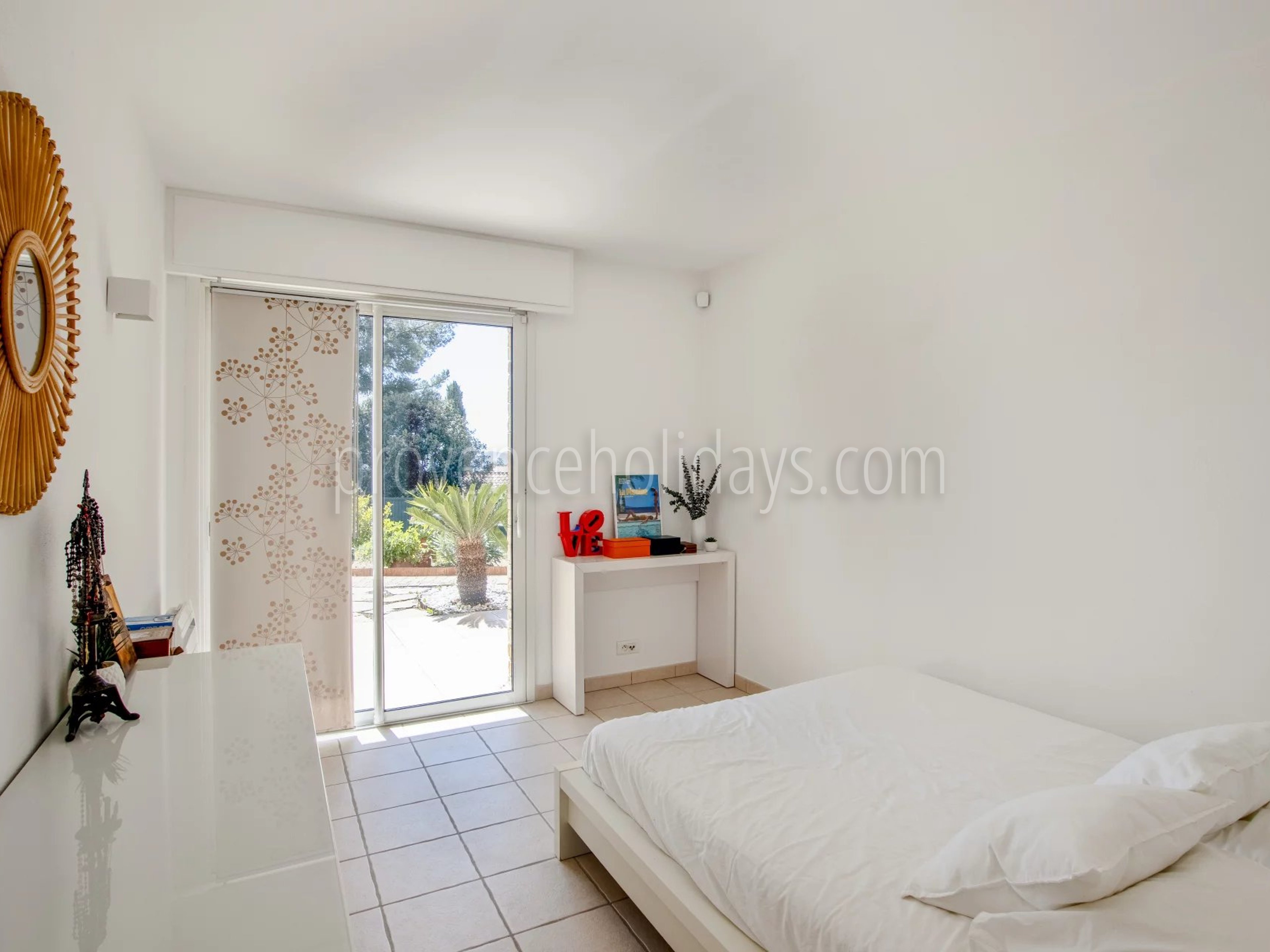 26 - Villa en bord de mer au Lavandou: Villa: Bedroom