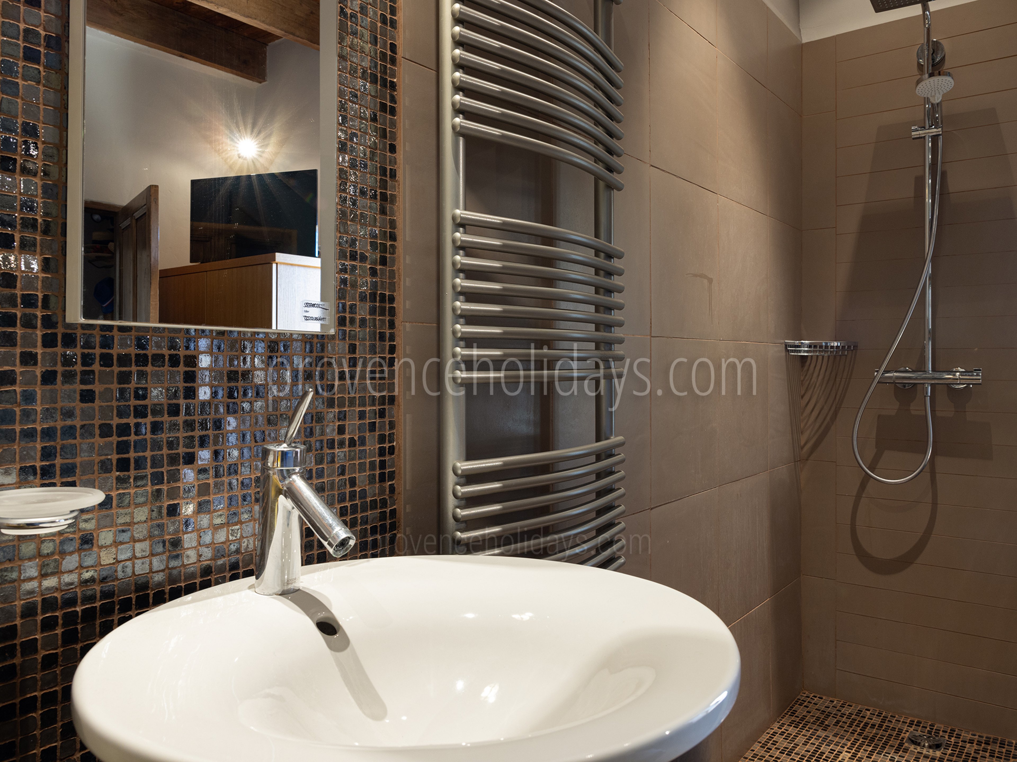 26 - La Maison des Glycines: Villa: Bathroom