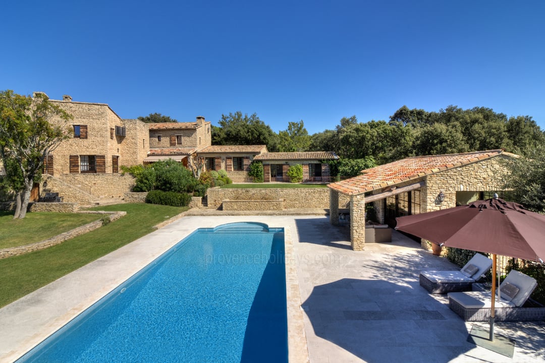 Beau mas luxueux avec pool house dans le Luberon