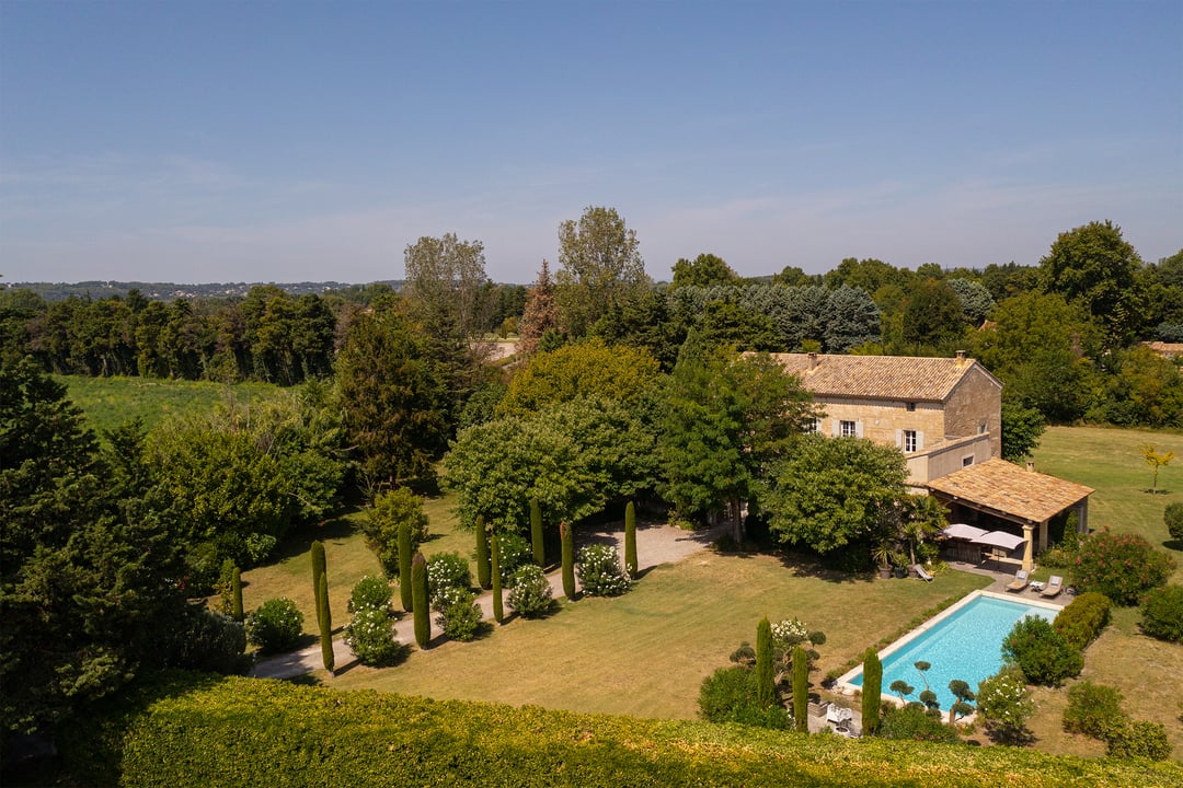 Classically inspired farmhouse between the Luberon and the Alpilles