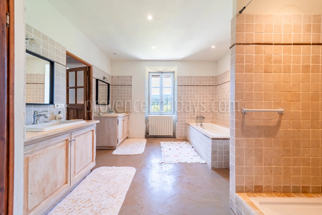 15 - Provençal mas in Ménerbes: Villa: Bathroom