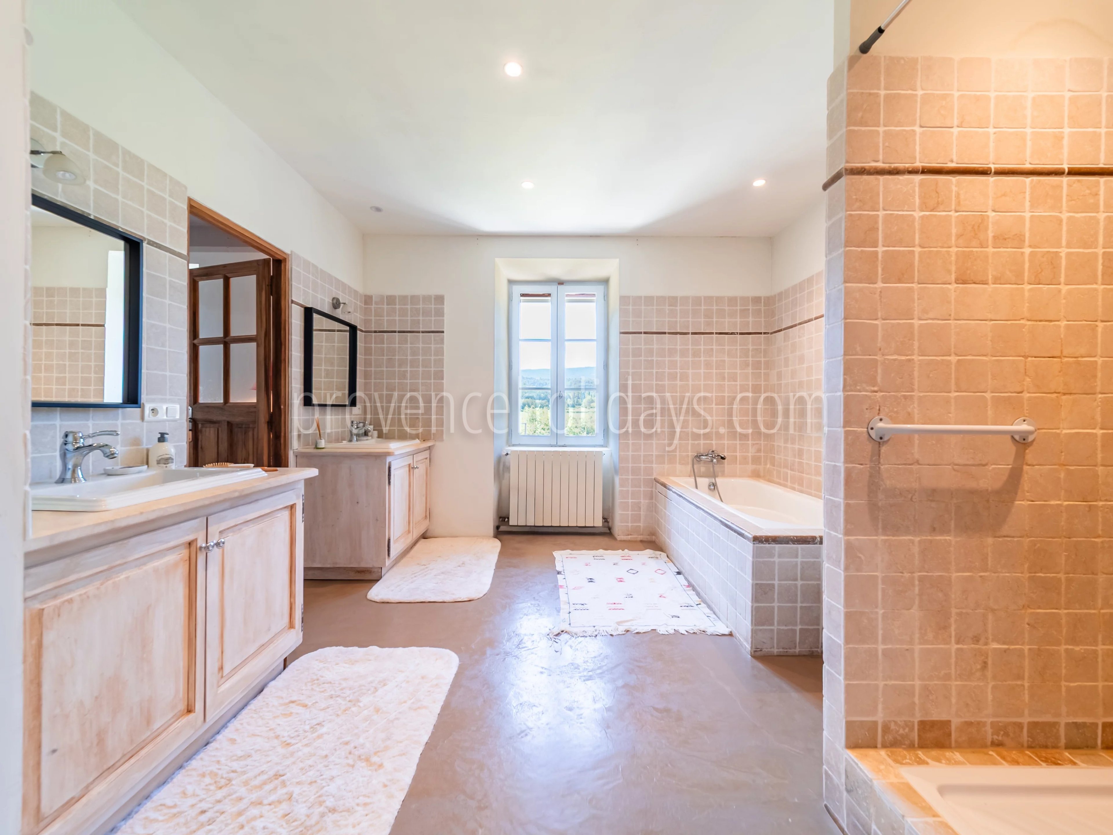 15 - Provençal mas in Ménerbes: Villa: Bathroom