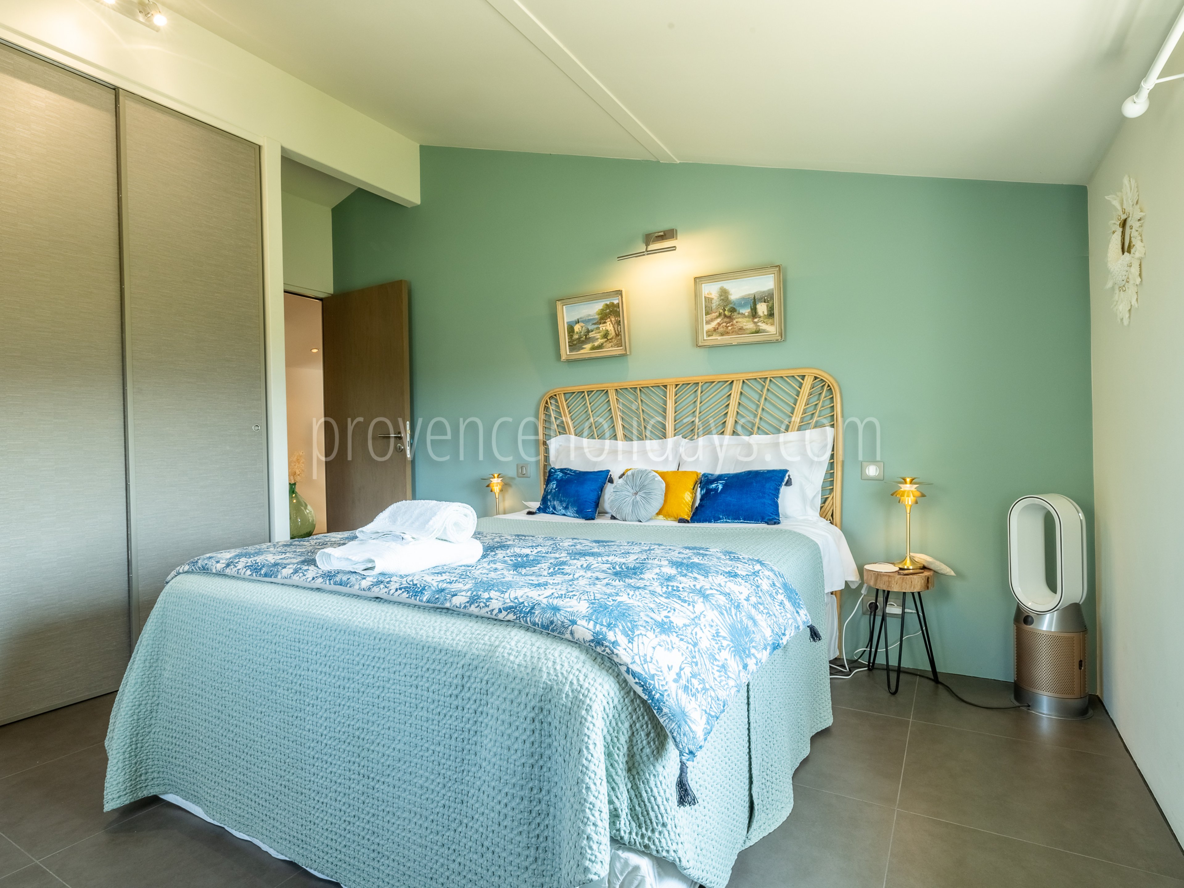 24 - Le Mas du Vallon: Villa: Bedroom
