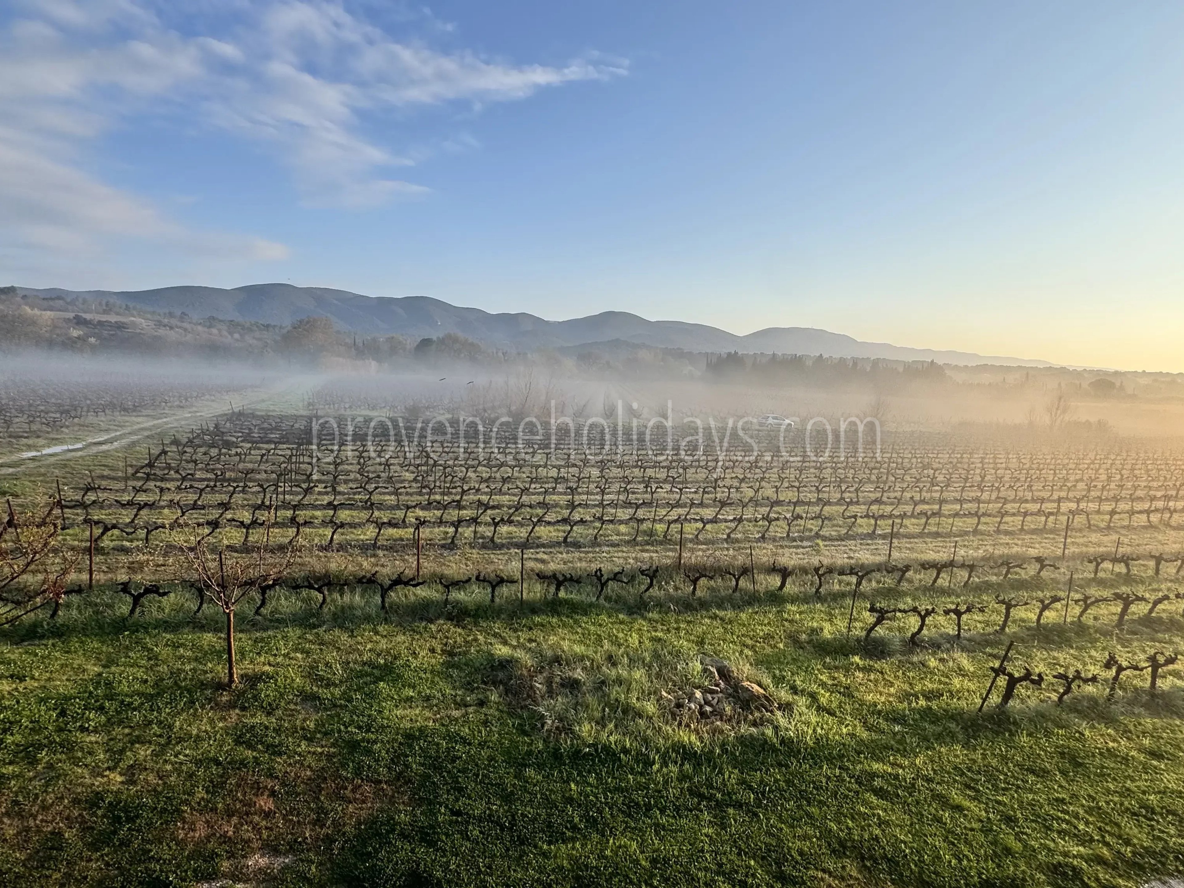 21 - FOR SALE – Charming property with a pool in Vaugines, near Lourmarin – panoramic view of the Luberon.: Villa: Exterior