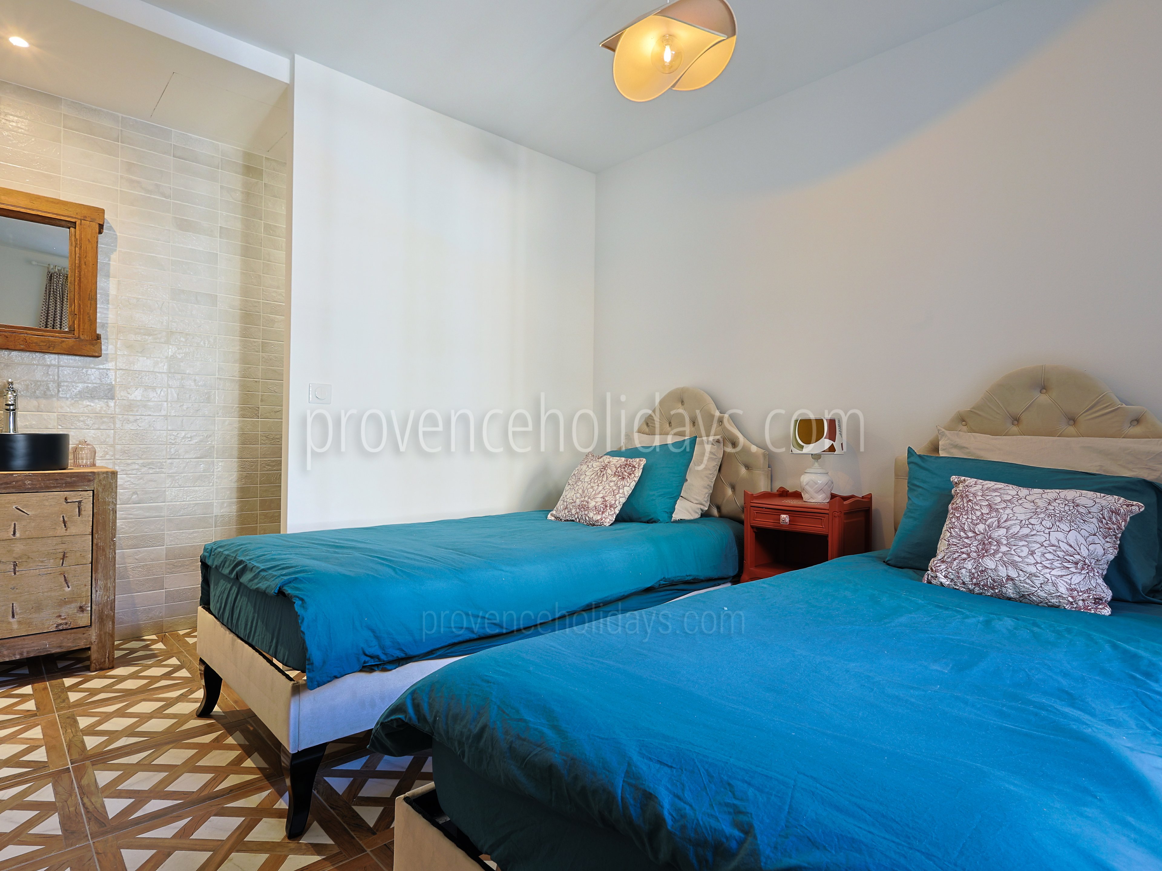 23 - Le Mas de la Garde: Villa: Bedroom