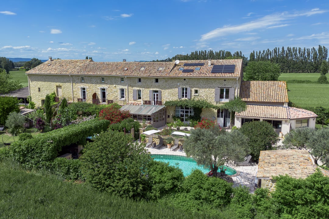 Character property near Châteauneuf-du-Pape