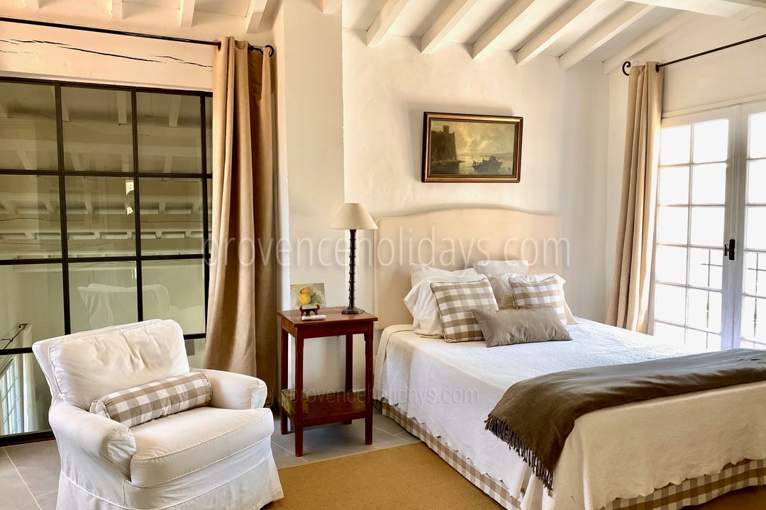 4 - Mas de Gordes: Villa: Bedroom