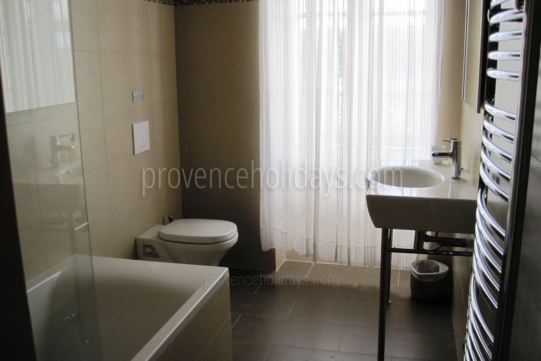 43 - Mas Lambesc: Villa: Bathroom