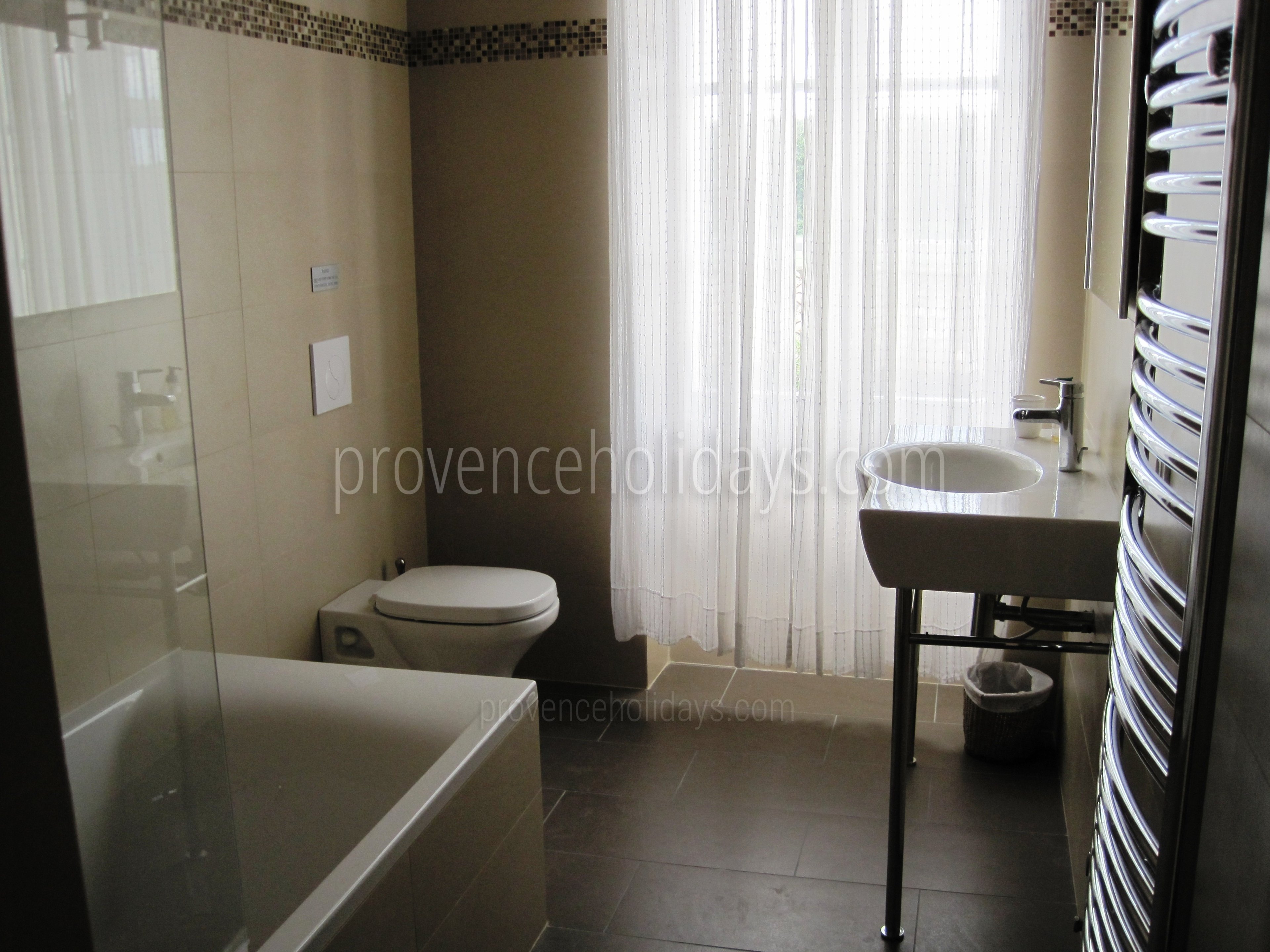 43 - Mas Lambesc: Villa: Bathroom