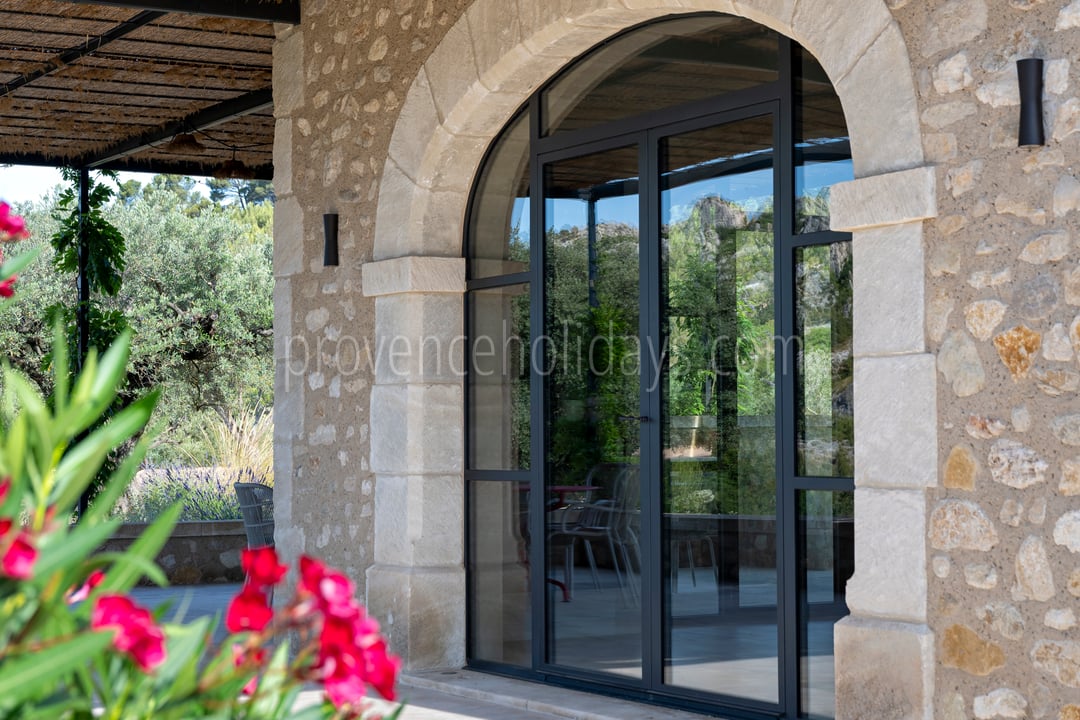 112 - Le Loup des Alpilles: Villa: Exterior