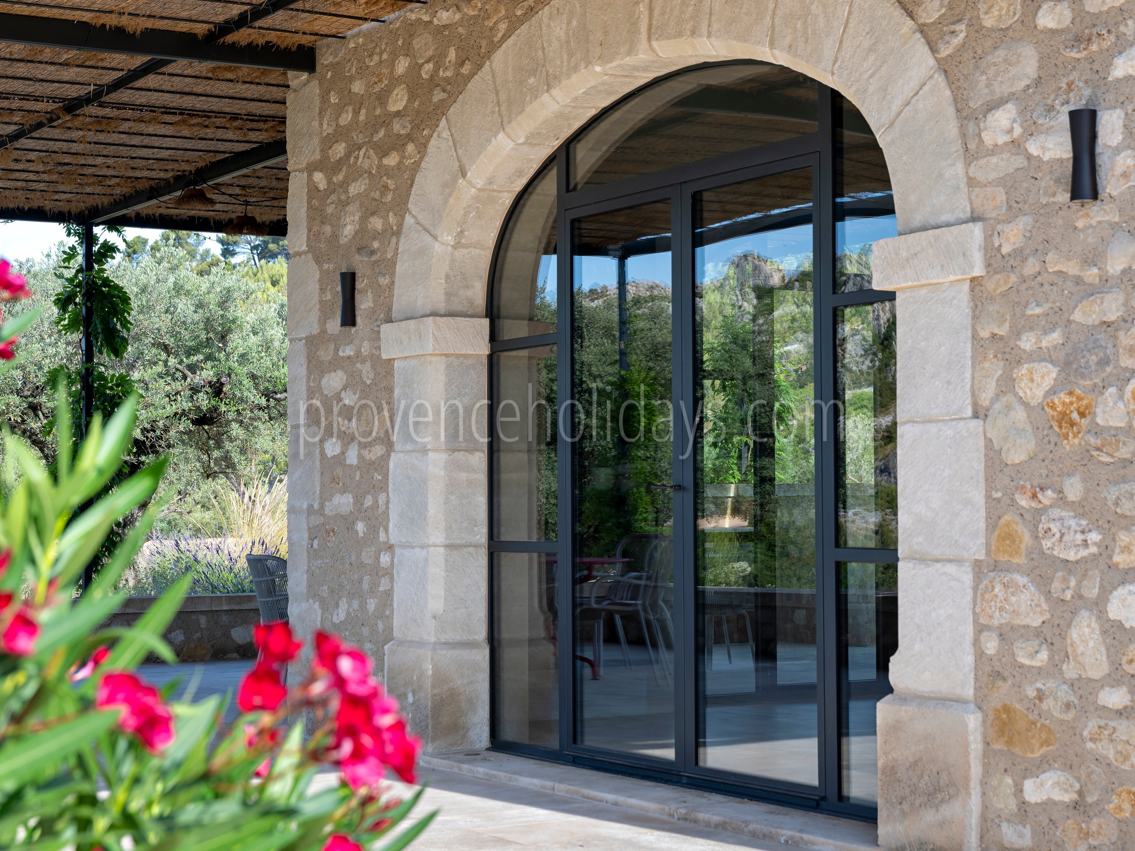 112 - Le Loup des Alpilles: Villa: Exterior