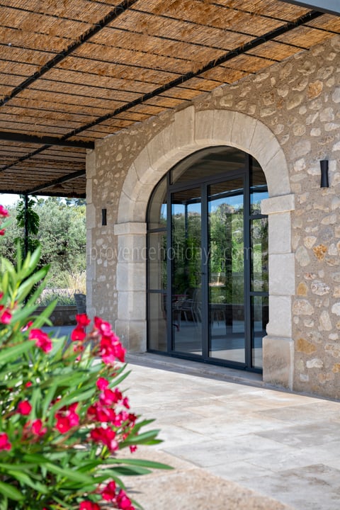 112 - Le Loup des Alpilles: Villa: Exterior