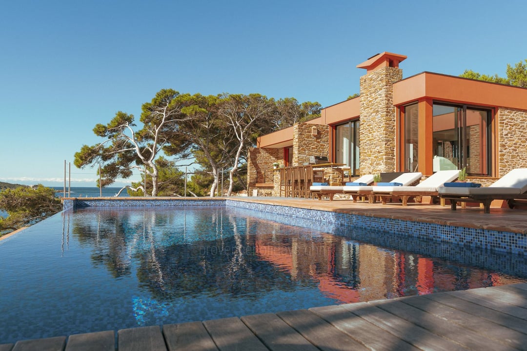 Adembenemende villa met privéstrand in Giens - Zwembad