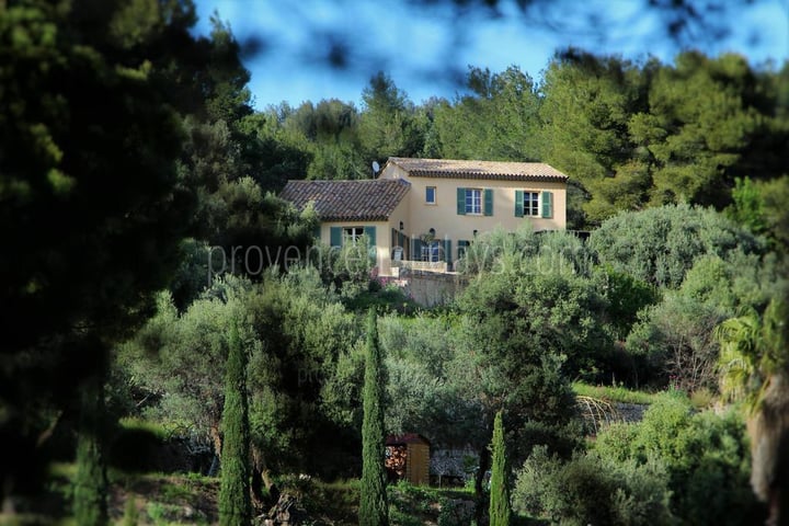 Stunning holiday home with a heated pool 