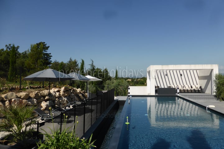 Stunning holiday rental with infinity pool in Apt
