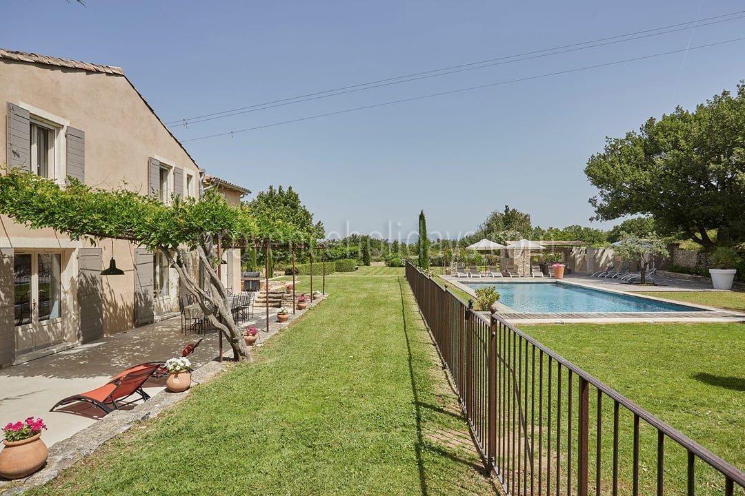 13 - L’Orée des Lavandes: Villa: Exterior