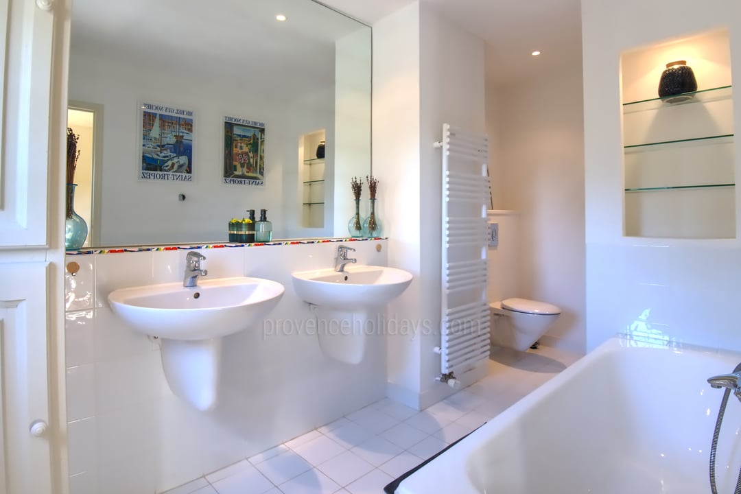26 - Le Dolmen du Midi: Villa: Bathroom