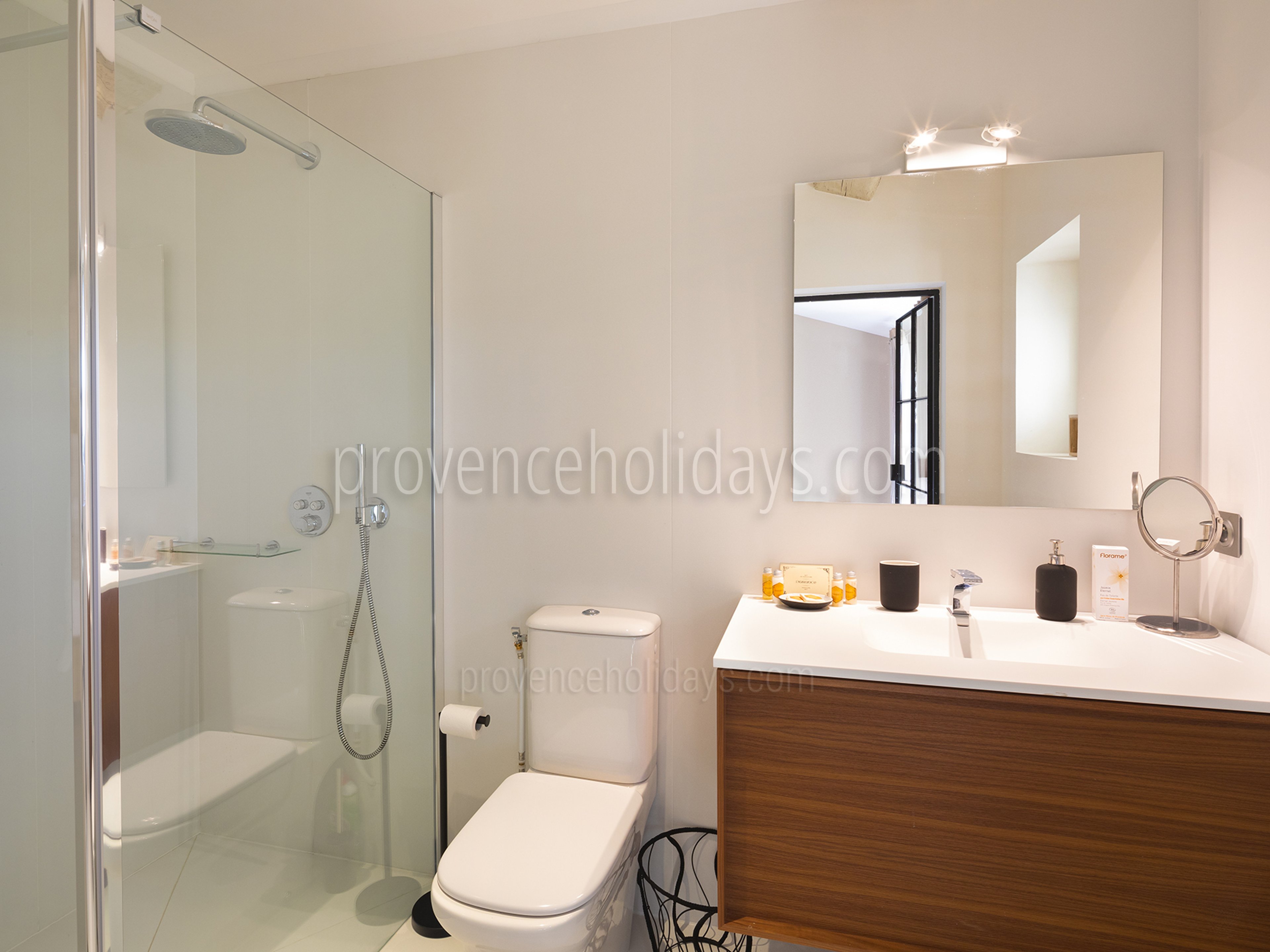 46 - Mas des Baux: Villa: Bathroom