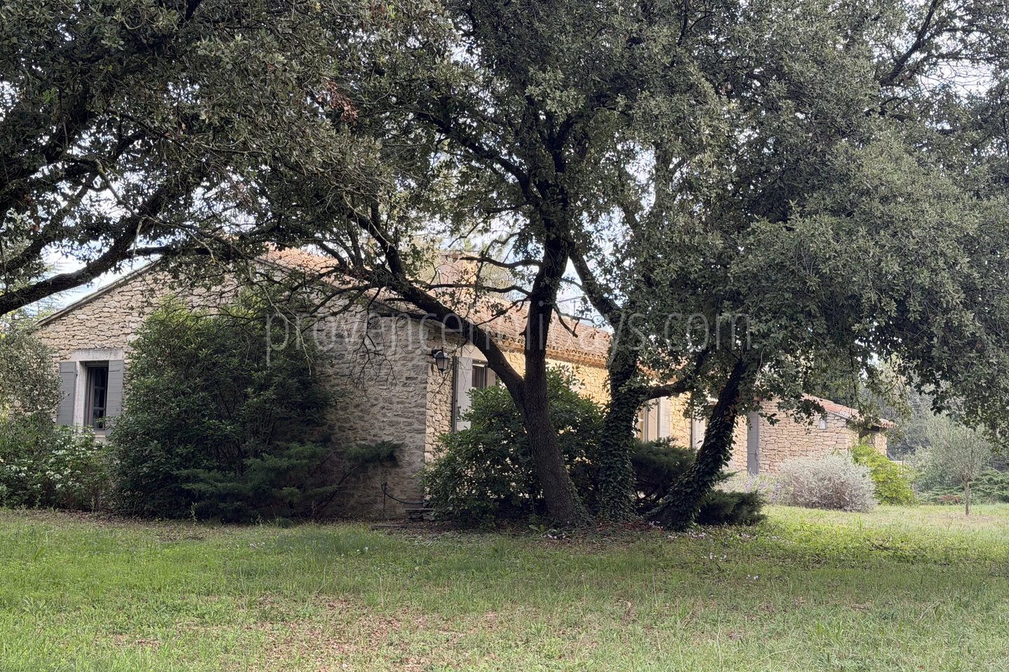 1 - House to renovate in Ménerbes: Villa: Exterior