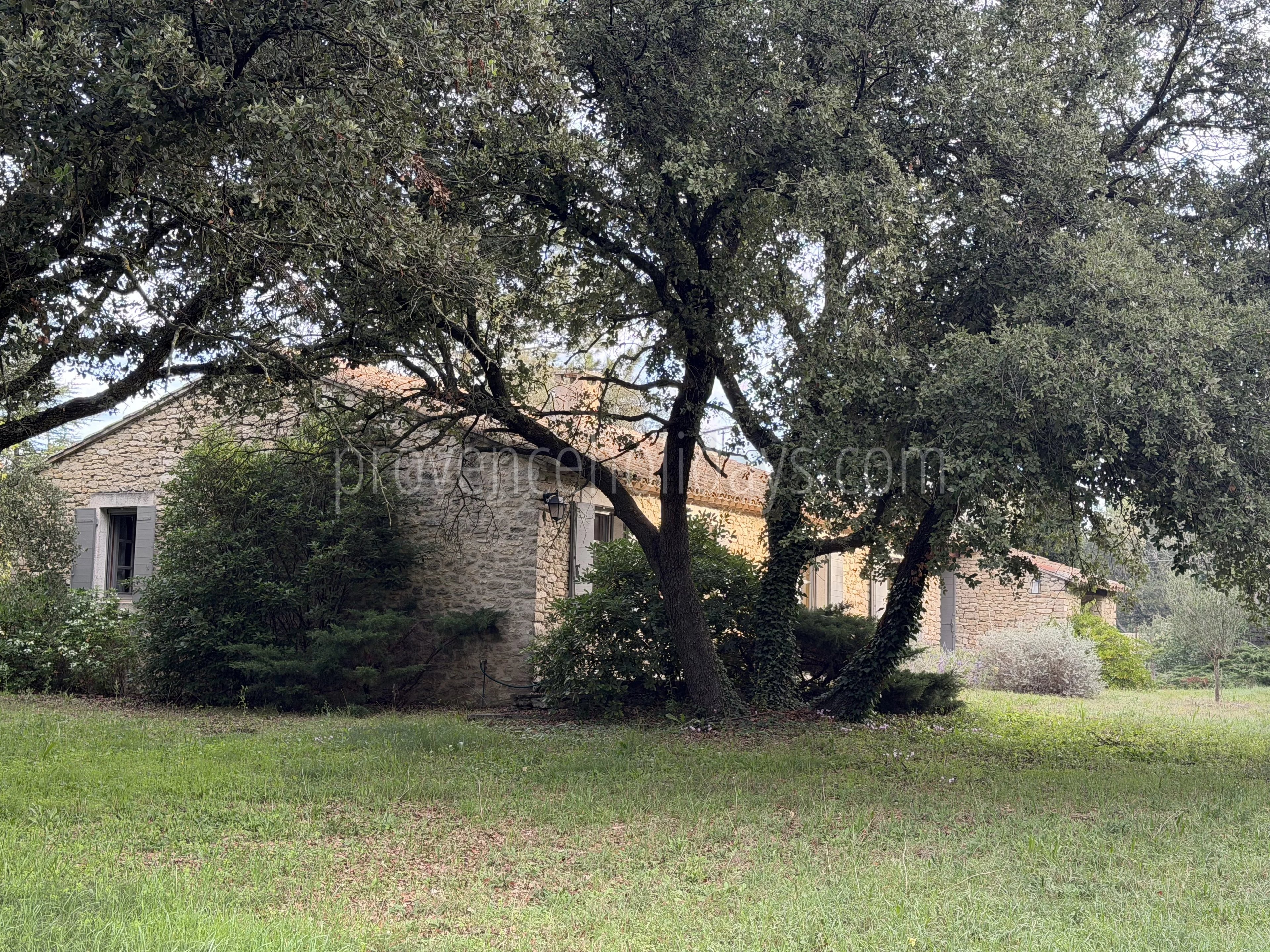 1 - House to renovate in Ménerbes: Villa: Exterior